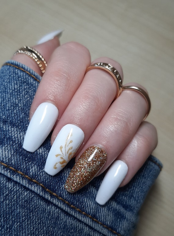 Med Tech. Запись со стены. | Gold acrylic nails, Gold nails, White nails  with gold