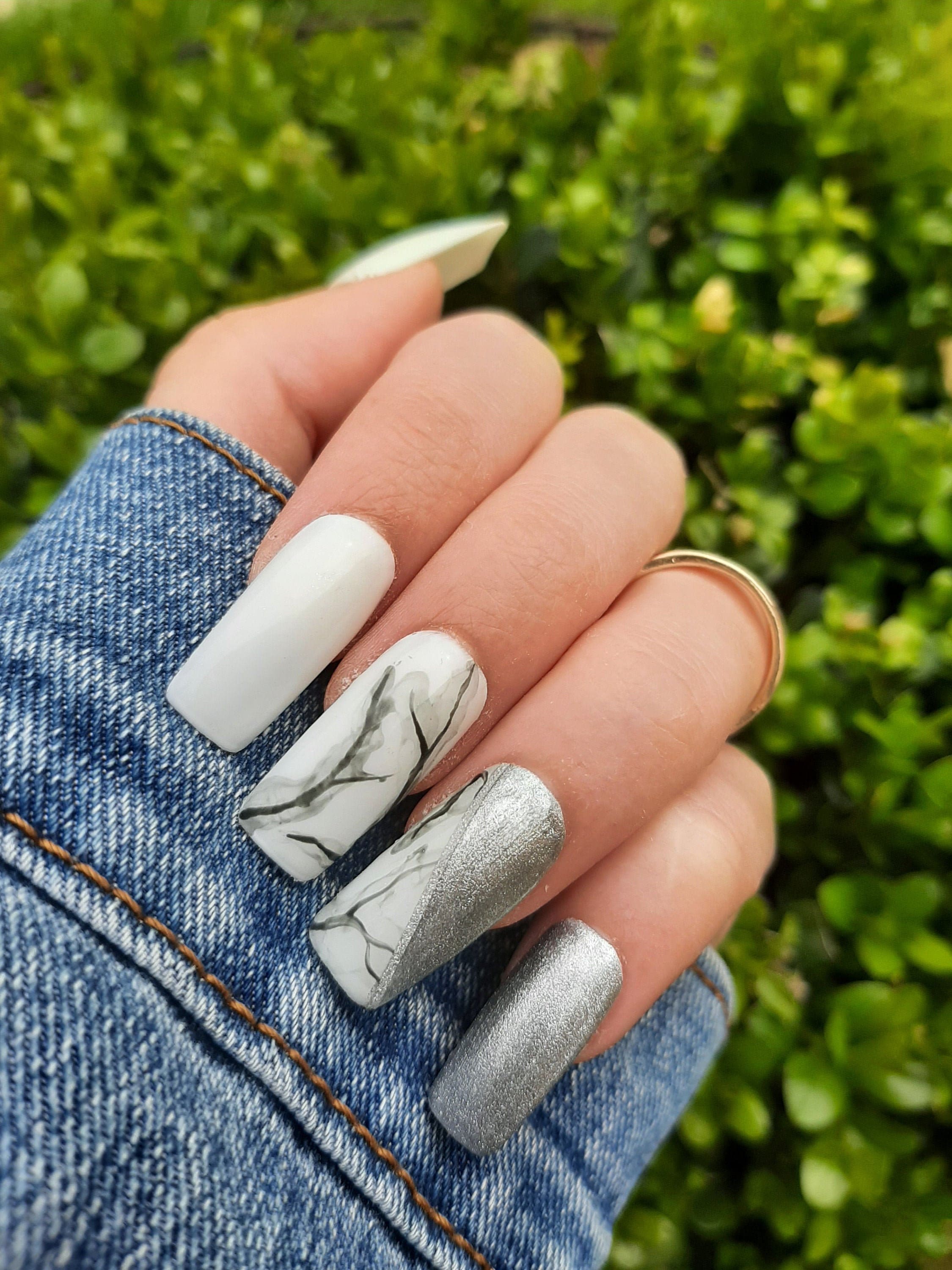 Neutral Marble Nails That Flow So Naturally