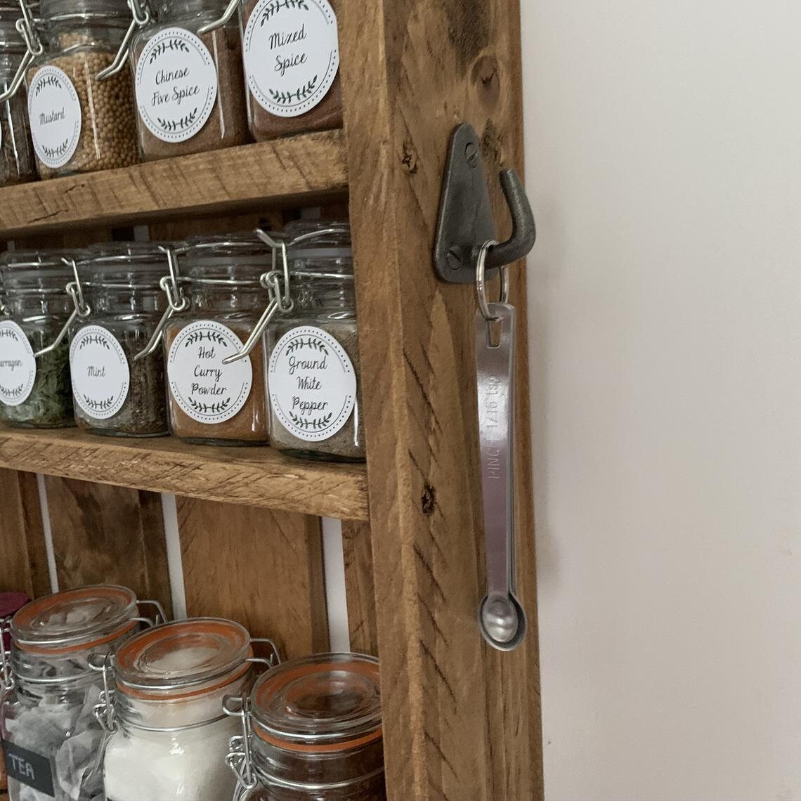 Rustikaler Gewürzregal mit 60 Glasgläsern Top Clip | Etsy