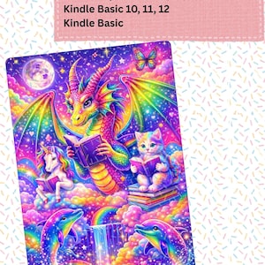 Peut inclure: Téléchargement numérique vibrant avec une scène fantastique mettant en scène un dragon, une licorne, un chaton et des dauphins, tous lisant des livres. L'image est remplie d'arcs-en-ciel, d'étoiles et d'une pleine lune. Le texte indique 4 tailles pour Kindle.