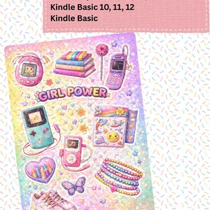 Può includere: Un download digitale con una collezione di adesivi colorati su sfondo olografico. Gli adesivi includono una console di gioco portatile, un lettore MP3 rosa, una farfalla, scarpe da ginnastica con plateau e la scritta "GIRL POWER".