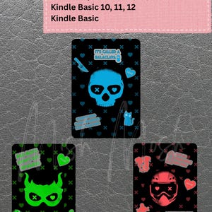 Peut inclure: Téléchargement numérique avec trois motifs sur fond noir. Un motif présente un crâne bleu avec le texte "IT'S CALLED A BALACLAVA". Un autre motif présente un masque vert et le mot "BRAT". Le troisième motif présente un casque rouge.