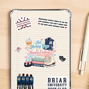 Può includere: Una custodia trasparente per tablet con vari adesivi. Gli adesivi includono "Hockey Romance", "Hot Hockey Boys & Happy Endings", una giacca da hockey, una pattinatrice e "Briar University Book Club".