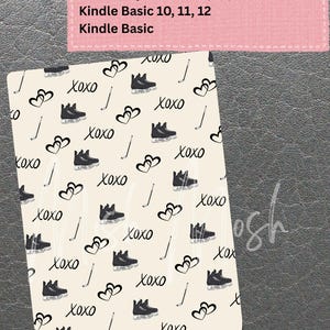 Könnte beinhalten: Eine cremefarbene Kindle-Hülle mit einem sich wiederholenden Muster aus schwarzen Schlittschuhen, Hockeyschlägern, Herzen und dem Wort "xoxo". Entworfen für Kindle Paperwhite- und Basic-Modelle. Der Text "Digital download includes 4 sizes to fit" ist sichtbar.