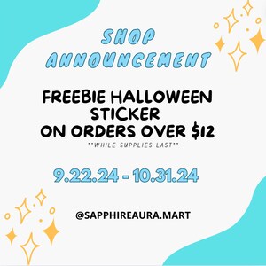 Pode incluir: Um an&uacute;ncio gr&aacute;fico azul e branco com estrelas douradas. O texto diz "Shop Announcement" "Freebie Halloween Sticker on orders over $12" "While supplies last" "9.22.24 - 10.31.24" "@sapphireaura.mart"