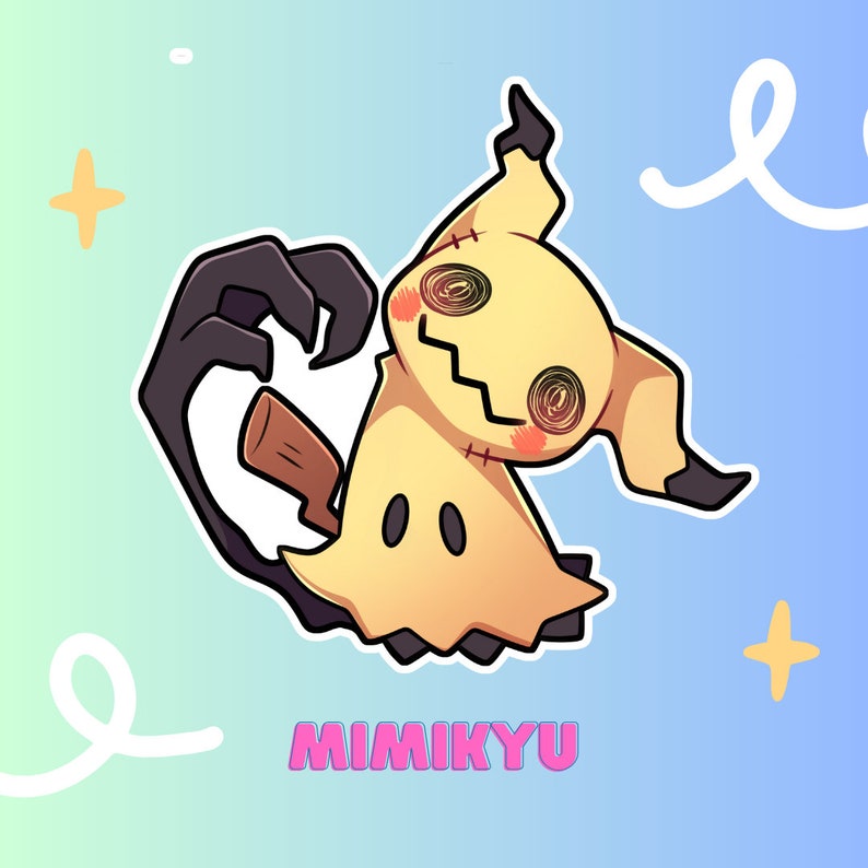 Pode incluir: Um personagem de Pokemon de desenho animado amarelo e marrom parecido com um fantasma com um rosto costurado e um rubor rosado. O personagem se chama "Mimikyu" em letras rosa.