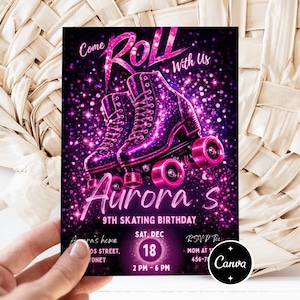 Puede incluir: Una invitación vibrante con temática de patinaje sobre ruedas. El diseño presenta dos patines rosas con detalles brillantes sobre un fondo oscuro. El texto incluye "Come Roll With Us" y "9th Skating Birthday".