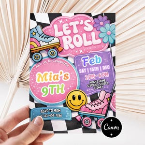 Op de afbeelding: Een kleurrijke uitnodiging met een rolschaatsthema. De tekst "Let's Roll" staat centraal, samen met "Mia's 9th" en evenementdetails. Bevat een smiley, rolschaatsen en een zwart-wit geblokte achtergrond.