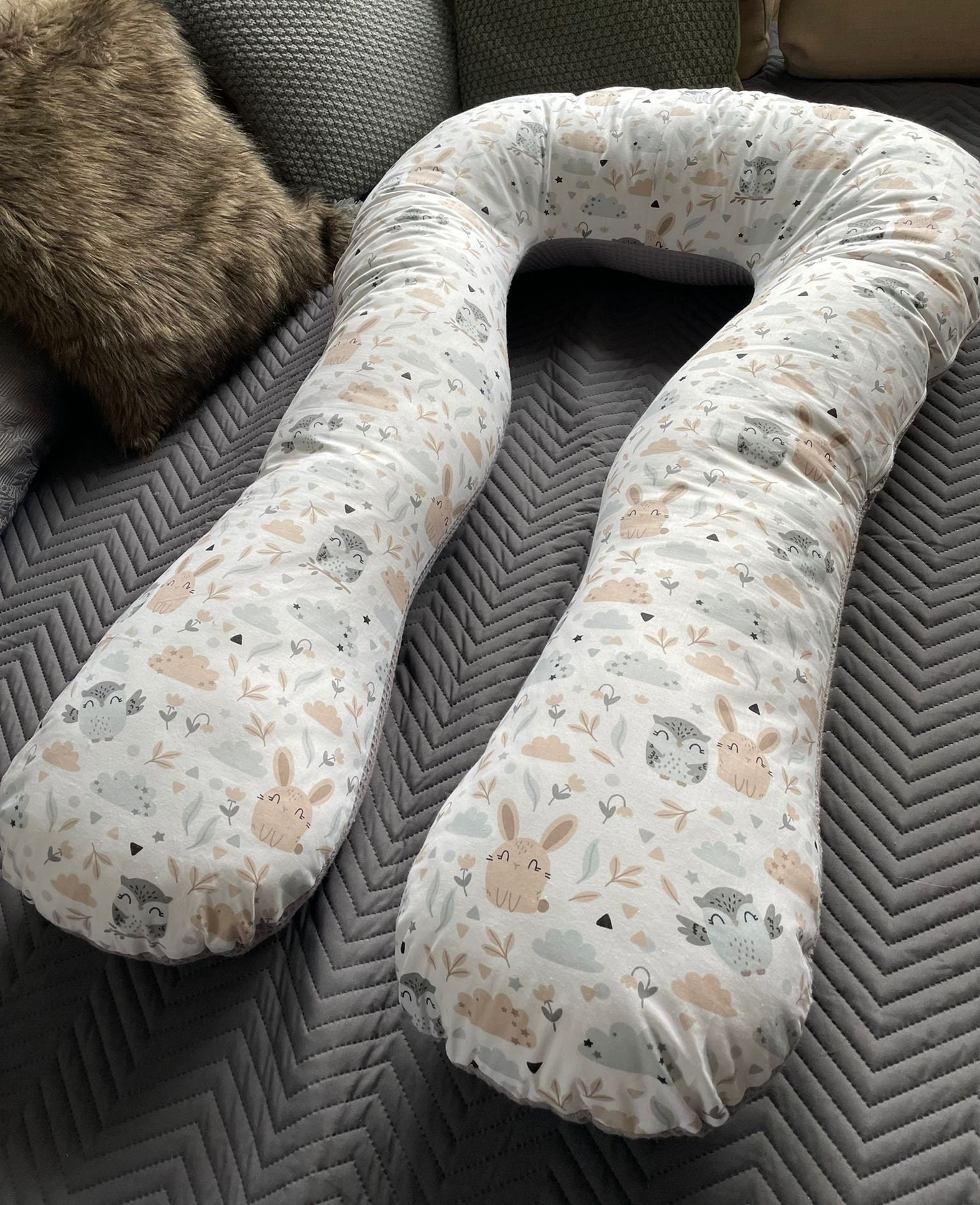 Niimo XXL Zwangerschapskussen en voedingskussen, 2-in-1 design met overtrek van 100% katoen, machinewasbaar, wit met bosdesign (200 x 70 cm