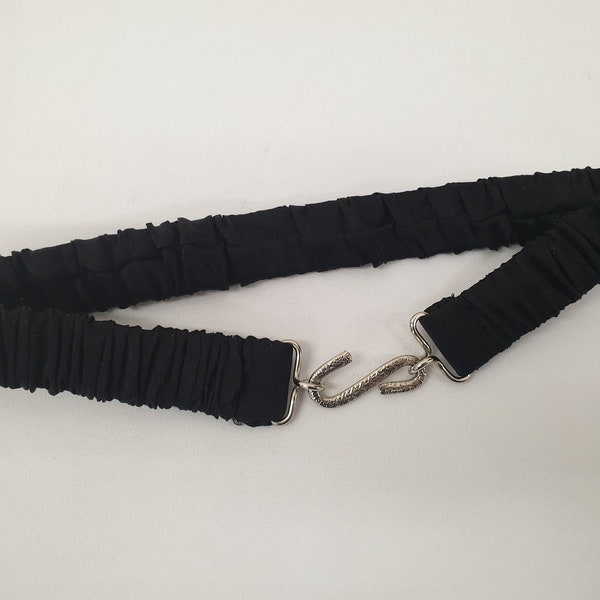 Ceinture stretch élastiquée en satin de pure soie, fermeture sur le devant par boucle serpent argentée, Fabriquée main en France, Pure soie noire, ceinture étroite réglable