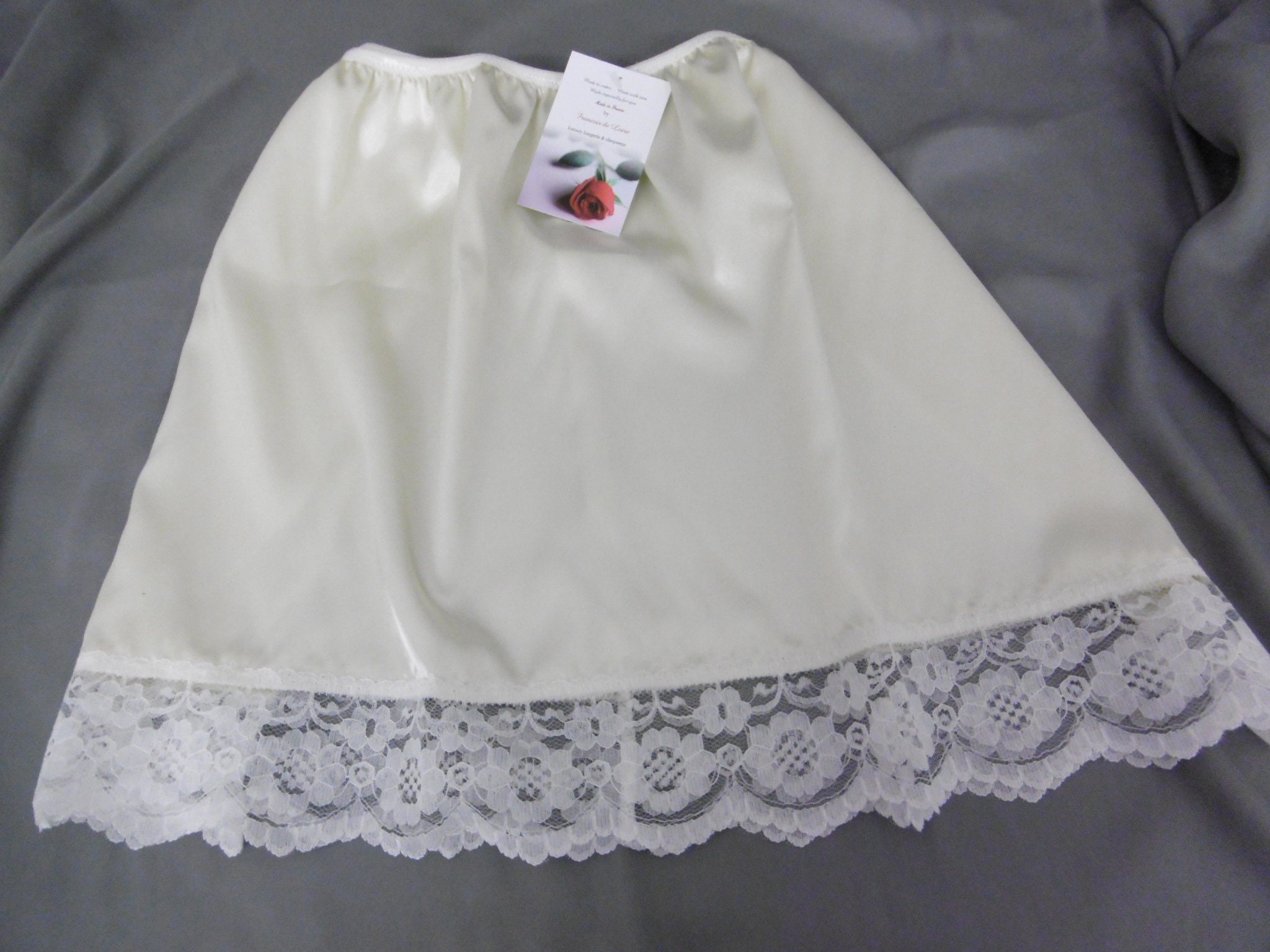 Cabernet White Nylon Lace Half Slip Skirt Size 28 in (Tag Large 26 in) –  Shop Thrift World