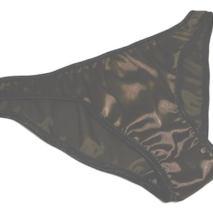 Donkerbruin glanzend satijn effen en eenvoudige laagbouw sissy slipje korte bikinibroekje zwarte bies handgemaakt in Frankrijk vrouw lingerie cadeau