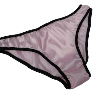 Lichtroze, glanzend satijn, zwarte elastische rand, effen, lage taille, sissy-slipje, bikinislip, slipje Lingerie, handgemaakt in Frankrijk