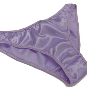 Lichtlila Glanzend satijn effen en eenvoudige laagbouw sissy slipje korte bikinibroekje lingerie cadeau handgemaakt op bestelling door Lynne in Frankrijk