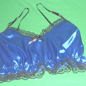 Bralette haut court en satin brillant et dentelle noire bleu roi Fait main sur commande en France Haut de pyjama lingerie en satin