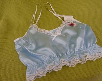 Bleu pâle Satin brillant et dentelle blanche camisole crop top bralette Lingerie Made in France tailles XS à XXL Veuillez utiliser notre tableau des tailles ci-dessous