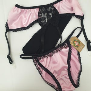 Cadeaupakket Glanzend satijnen en kanten slipje, jarretelgordel, kousen, Franse lingerie, handgemaakte damesondergoedset, roze en zwart