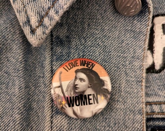Sappho "I love when women" lesbian pride pin