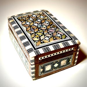 Mother of Pearl Inlaid Box: Handcrafted Egyptian Keepsake (12.5x8.5x5 cm)