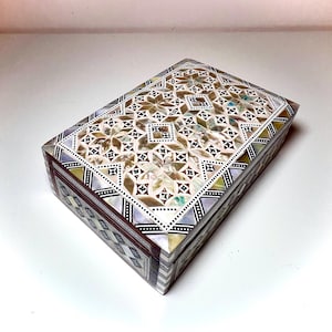 Handcrafted Egyptian Mother of Pearl Inlaid Box: Keepsake Gift
