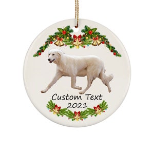 Puede incluir: Adorno navideño redondo de cerámica blanca con un perro blanco, rodeado de guirnaldas festivas, campanas y luces. El adorno incluye el texto "Custom Text 2021".