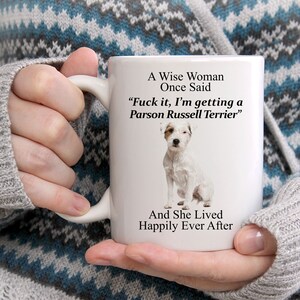 Könnte beinhalten: Eine weiße Keramik-Kaffeetasse mit einem Schwarzweißbild eines Parson Russell Terriers und dem Text "A Wise Woman Once Said "Fuck it, I'm getting a Parson Russell Terrier" And She Lived Happily Ever After"