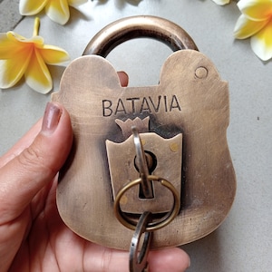 1x pcs Vintage Batavia Classic old PADLOCK Antique Solid Brass Key Working Lock, Big batavia padlock Brass, Brass Padlock antique, Padlock