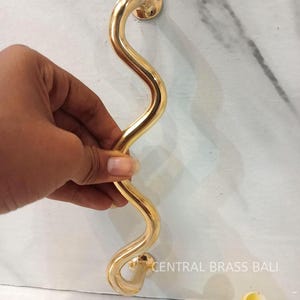Set of 4 Shiny Brass Wiggle Cabinet Handles, Curved Drawer Pulls, Modern Brass Hardware, Sculptural Furniture Handles, 21cm