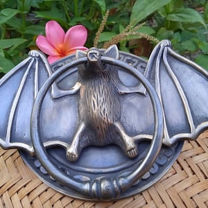 Christmas Gift Door Accessory
Birthday Gift Door Handle
Vintage Bat Wing Knocker
Handsome Gothic Door Accessory
Unique Door Hardware Gift
Bat Wing Door Handle Pull
Spooky Door Knocker Halloween
Decorative Door Knocker for Home