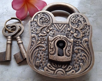 4.92" inches Vintage Large Victorian Full Engraved Solid Brass Working PADLOCK and Skeleton Keys