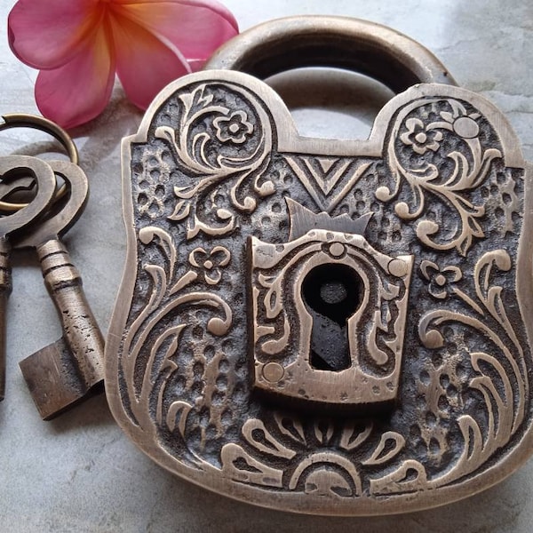 4.92" inches Vintage Large Victorian Full Engraved Solid Brass Working PADLOCK and Skeleton Keys