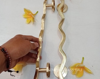 Par de puxadores de porta Wiggle em latão maciço | 40 cm, design curvilíneo