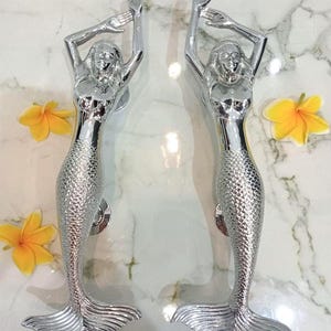 Conjunto de 2 puxadores de porta sereia em latão prateado | Puxadores náuticos para porta de entrada | Decoração para casa de praia | Presente costeiro exclusivo