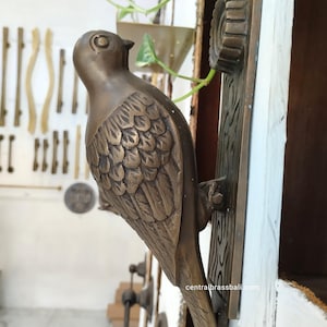 Llamador de puerta antiguo de latón macizo con forma de pájaro carpintero, decoración de aves (26,5 cm) (ARANCEL PAGADO)