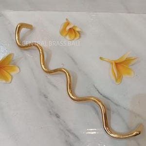 30 cm Gold Polished WIGGLE brass handles for cabinets, Wavy Cabinet pull, Curved cabinet handles, Kitchen Cabinet Handle, drawer pull