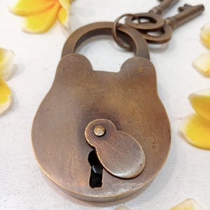 1x Vintage Classic Plain simple old PADLOCK Solid Brass Antique Safe Key Working Lock, Brass Padlock, Brass Lock antique for house Gift Idea