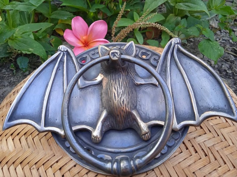 Bat Wing Door Handle Pull
Spooky Door Knocker Halloween
Decorative Door Knocker for Home, Bat Wings Door Knocker
Gothic Door Knocker
Halloween Door Decor
Bat Door Pull Handle
Unique Door Knocker Gift
Decorative House Door Knocker
Halloween Gift Door