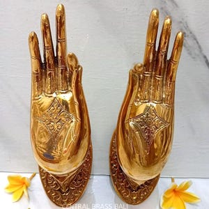 Tirador de puerta con forma de mano de Buda en latón pulido, tirador Gyan Mudra, decoración espiritual para el hogar, herrajes de entrada de latón macizo.