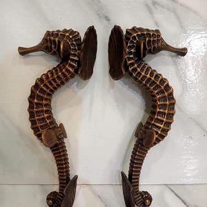 Conjunto de 2 puxadores de porta em latão com cavalo-marinho de 30 cm | Puxadores náuticos para porta de entrada | Puxadores para porta principal com estilo costeiro | Ferragens em latão maciço