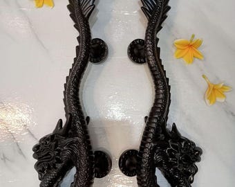 Coppia di maniglie per porte in ottone massiccio con drago nero / Maniglie a tirante balinesi realizzate a mano / Ferramenta gotica per porte d'ingresso / Maniglie di lusso per mobili