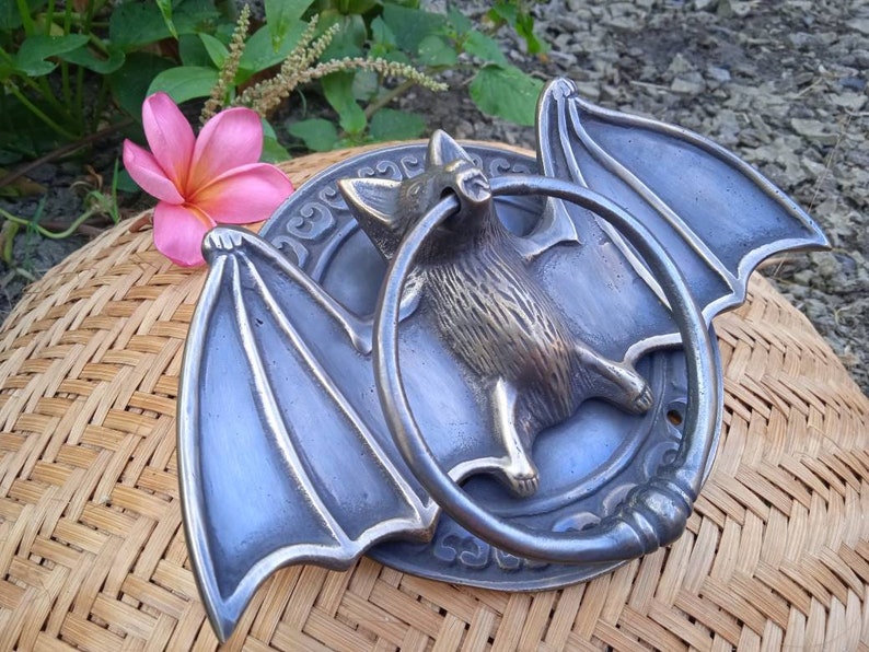 Halloween house accessory
Gothic home decor
Solid brass door knocker
Handmade bat knocker
Dark fantasy decor
Unique gift door knocker
Gothic bat home decor
Halloween-themed gift, Unique bat wings door knocker for Halloween decor
Vintage bat wing door