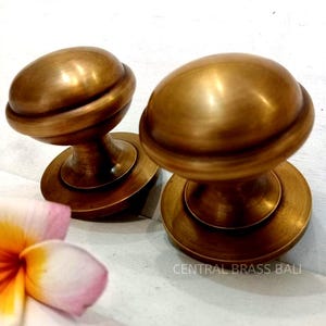 Set di 2 pomelli per porta vintage in ottone, ferramenta in stile antico, maniglia per porta in ottone massiccio