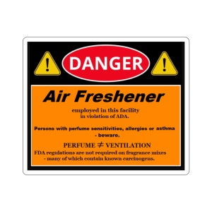 Op de afbeelding: Een zwart en oranje waarschuwingsbord met een rood uitroepteken en de tekst "GEVAAR" in een witte cirkel. Het bord luidt "Luchtverfrisser gebruikt in deze faciliteit in strijd met de ADA. Personen met parfumgevoeligheid, allergieën of astma - pas op. PARFUM # VENTILATIE FDA-voorschriften zijn niet vereist voor geurmengsels - waarvan er veel bekende kankerverwekkende stoffen bevatten."