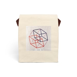 以下が含まれることがあります： 茶色のストラップが付いた白いキャンバス地のトートバッグには、赤と青の幾何学的な立方体のデザインが描かれています。デザインの下には「K. BARRY G. Side bag M "Quartic"」というテキストが印刷されています。