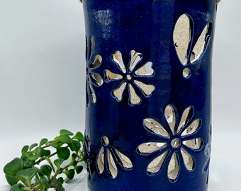 Farol colgante de margaritas hecho a mano de cerámica azul marino tallada