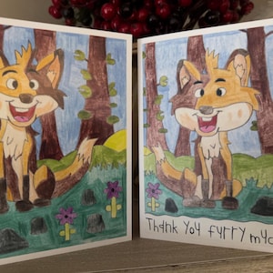 Puede incluir: Dos ilustraciones dibujadas a mano de un zorro de dibujos animados con pelaje marr&oacute;n y naranja. El zorro sonr&iacute;e y tiene una expresi&oacute;n feliz. El zorro est&aacute; en un entorno de bosque con &aacute;rboles y hierba verde. El texto "&iexcl;Muchas gracias peludo!" est&aacute; escrito en la parte inferior de la tarjeta.
