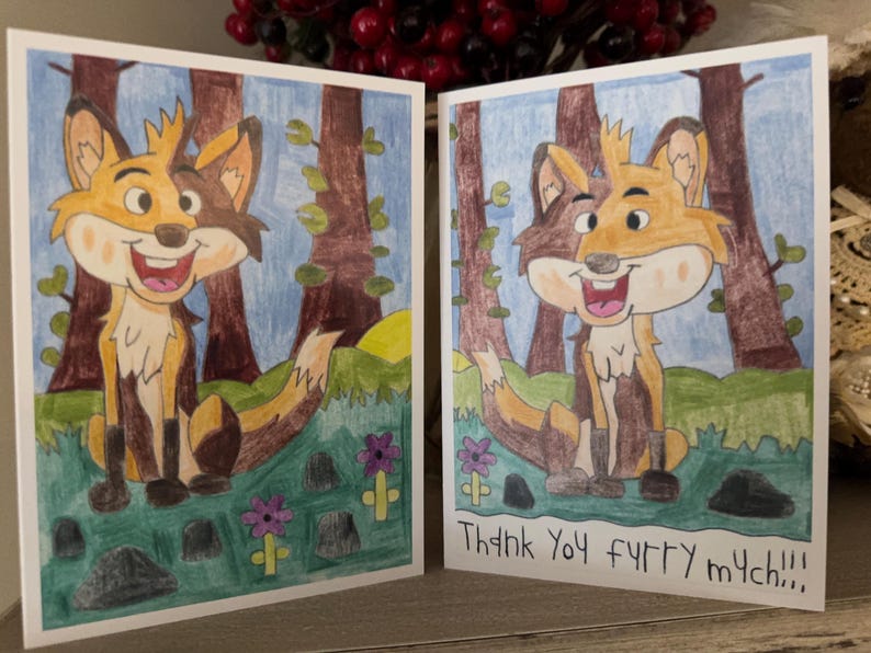 Puede incluir: Dos ilustraciones dibujadas a mano de un zorro de dibujos animados con pelaje marr&oacute;n y naranja. El zorro sonr&iacute;e y tiene una expresi&oacute;n feliz. El zorro est&aacute; en un entorno de bosque con &aacute;rboles y hierba verde. El texto "&iexcl;Muchas gracias peludo!" est&aacute; escrito en la parte inferior de la tarjeta.