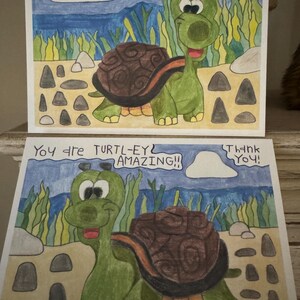 Puede incluir: Una ilustraci&oacute;n dibujada a mano de una tortuga verde con un caparaz&oacute;n marr&oacute;n caminando por una playa de arena con rocas y plantas verdes. La tortuga tiene una gran sonrisa y ojos grandes. El texto "You are TURTLE-Y AMAZING!!" est&aacute; escrito en la esquina superior izquierda y "Thank You!" est&aacute; escrito en la esquina superior derecha.