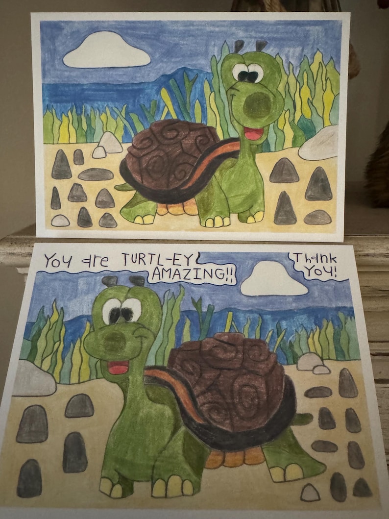 Puede incluir: Una ilustraci&oacute;n dibujada a mano de una tortuga verde con un caparaz&oacute;n marr&oacute;n caminando por una playa de arena con rocas y plantas verdes. La tortuga tiene una gran sonrisa y ojos grandes. El texto "You are TURTLE-Y AMAZING!!" est&aacute; escrito en la esquina superior izquierda y "Thank You!" est&aacute; escrito en la esquina superior derecha.