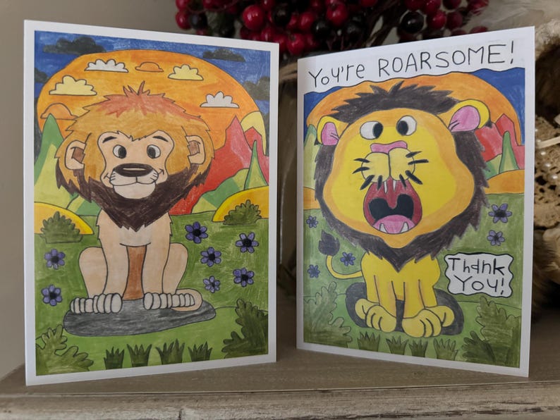 Puede incluir: Dos tarjetas de felicitaci&oacute;n con leones de dibujos animados. La primera tarjeta tiene un le&oacute;n con un fondo de puesta de sol y el texto "Thank You". La segunda tarjeta tiene un le&oacute;n con la boca abierta y el texto "You're ROARsome!"